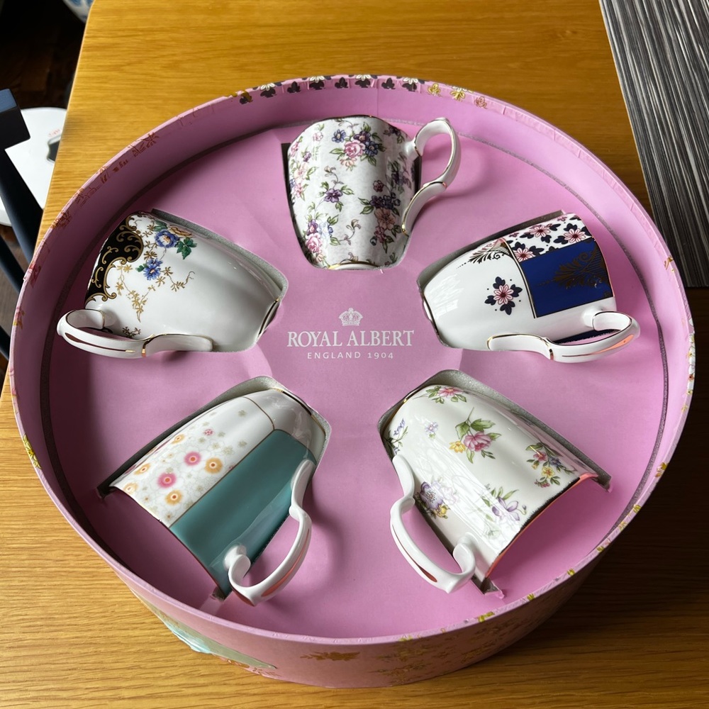 ROYAL ALBERT 100 YEARS OF ROYAL ALBERT 1900-1940 5-PIECE MUG SET